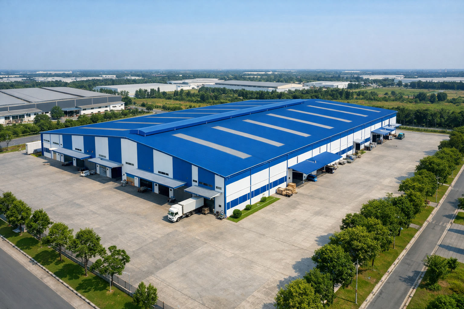 Kiểm định xưởng tại Bình Dương – Hình ảnh nhà xưởng công nghiệp mái thép đang được khảo sát an toàn chịu lực bởi Kiểm định Nghi Hân